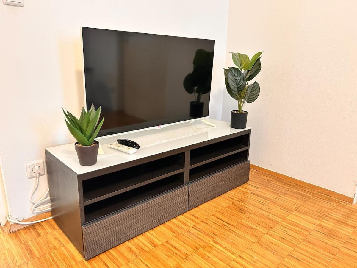 Stylish Nest - 3 For 5 - Near Metro Apartment