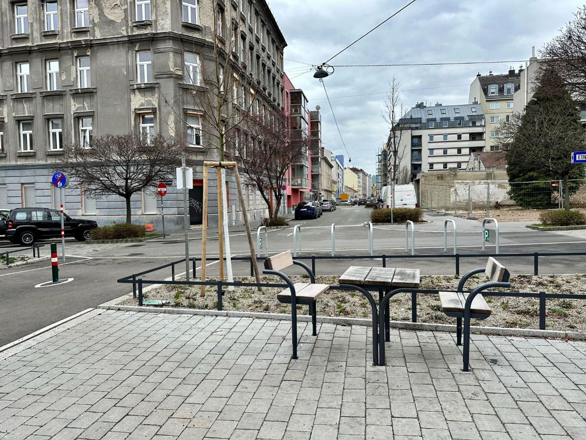 Stylish Nest - 3 For 5 - Near Metro *